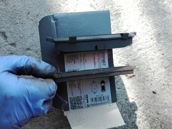 S'assurer que les plaquettes neuves correspondent à celles usées. Ne pas souiller les plaquettes neuves.