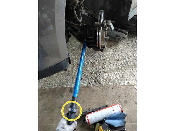 mettre le porte-étrier en place et visser les 2 vis de maintien à l'aide d'une clé de 18mm, couple de 175N.m