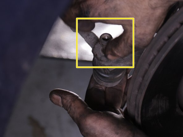 Si le serrage est impossible car la rotule tourne dans le vide , placer un cric sous la rotule pour la bloquer