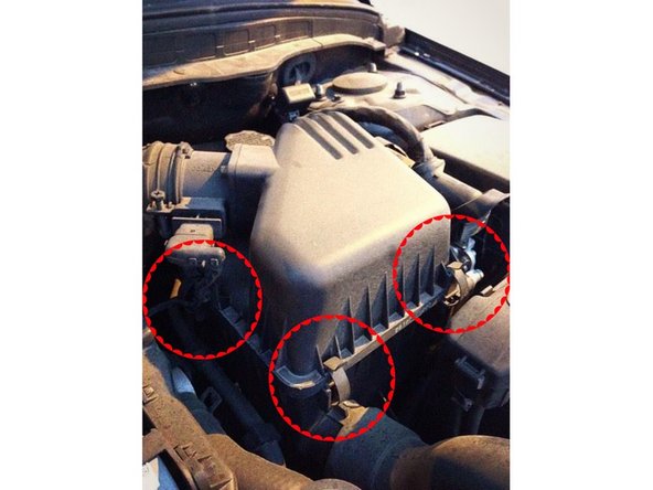 Pour bien remettre la boîte à air vous devrez être sur qu'elle soit bien appuyé puis remettez les 4 clips en poussant dessus vers la boîte à air.