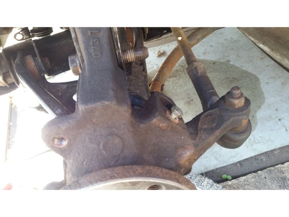 Une fois enlever, le faire tenir par un bout de fil de fer dans le ressort de l'amortisseur pour ne pas qu'il nous gene par la suite.