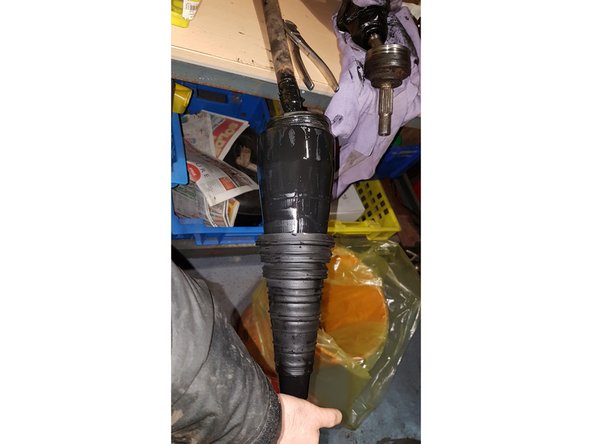 Bloquer le cardan à l'aide de serre joint ou avec quelqu'un qui tient le cardan de l'autre coté.