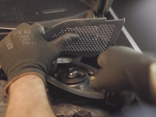 Resserrer l'écrou de la coupelle d'amortisseurà l'aided d'une clé à pipe de 21 et d'un embout allen de 7