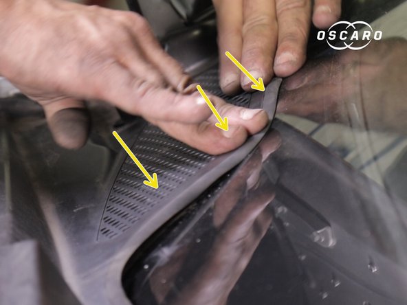 Reclipsser la grille sur le pare-brise