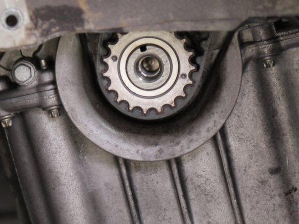 Retirer la vis du pignon de vilebrequin