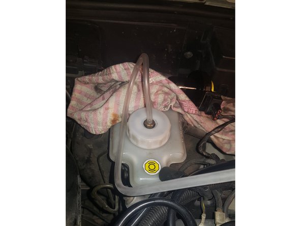 Vissez le bouchon sur le réservoir de liquide de frein.