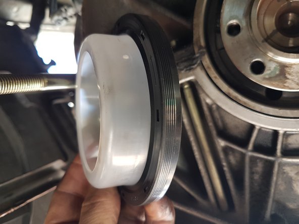 En s'aidant du guide fournit, mettre le nouveau joint SPI à la place de l'ancien.