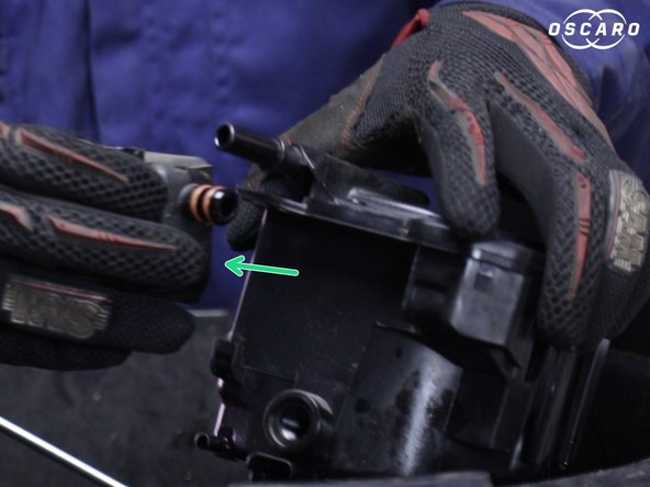 Extraire le réchauffeur aidez vous d'un tournevis plat pour faire levier