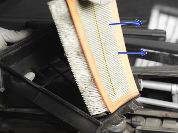 Extraire le filtre à air de son support