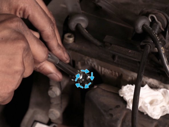 Repositionner la nouvelle bougie dans le puit puis visser à l'aide de la douille et de la rallonge