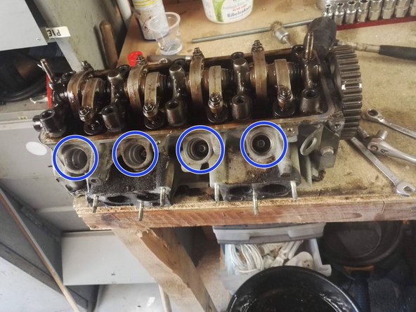 Devissez et retirez également les 4 bougies