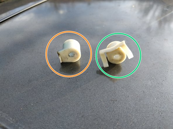 il y a des entretoises en plastique entre les parties intérieure et extérieure de la portière