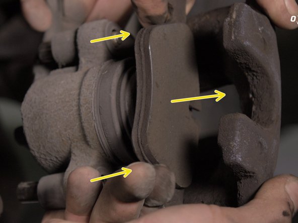 Retirer la plaquette se trouvant dans l'étrier en la poussant vers l'extérieur de l'étrier.