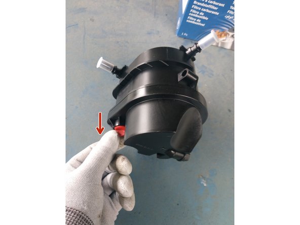 retirer le bouchon obturateur sur le nouveau filtre