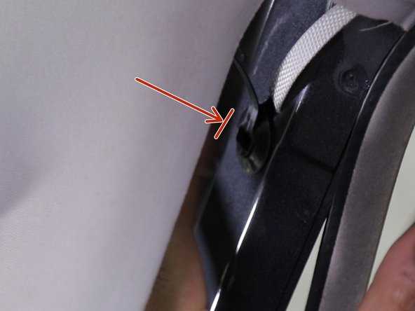 Agrafer la garniture sur le montant