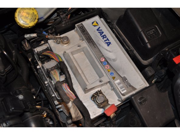 Débrancher la batterie avant d'intervenir sur le système électrique, par sécurité et pour ne pas avoir de message d'erreur au redémarrage du véhicule