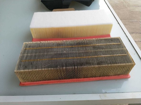 Photo 1 : Comparer l'ancien filtre à air (au premier plan), avec le nouveau (au second plan).