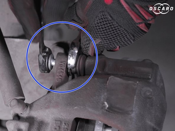 A l'aide de la clé plate, du cliquet et de la douille de 13, serrer les vis des colonnettes,en commençant par celle du haut