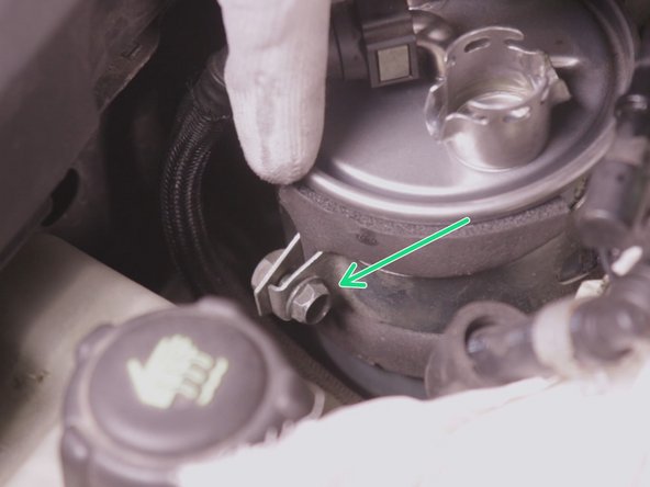 Desserrer la vis de sangle du filtre.