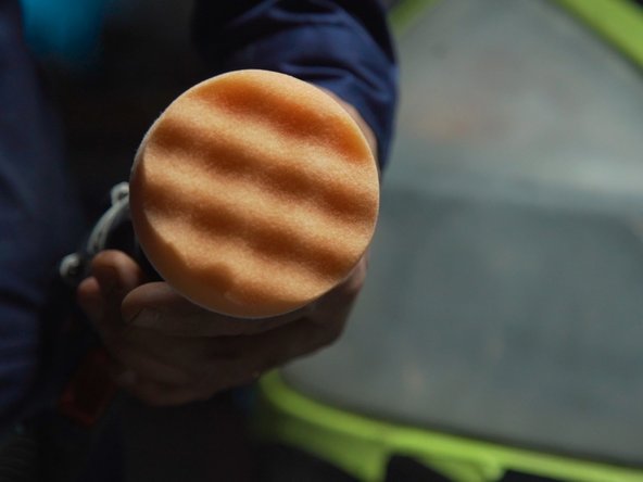 Appliquer une noisette de pâte à polir sur la mousse