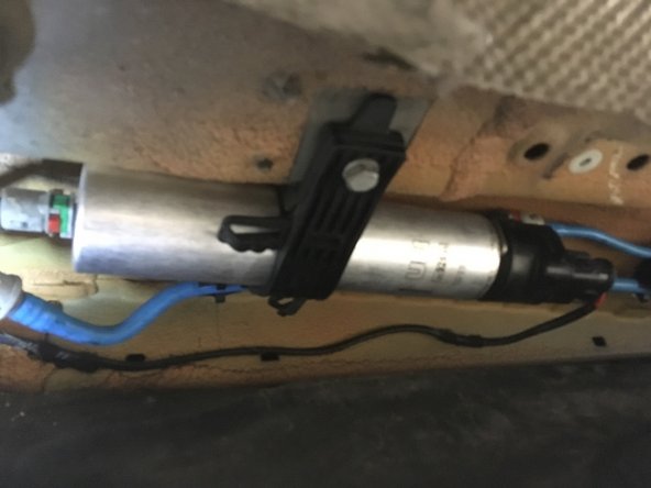 Deviser les 5 vis de 8 pour y accéder