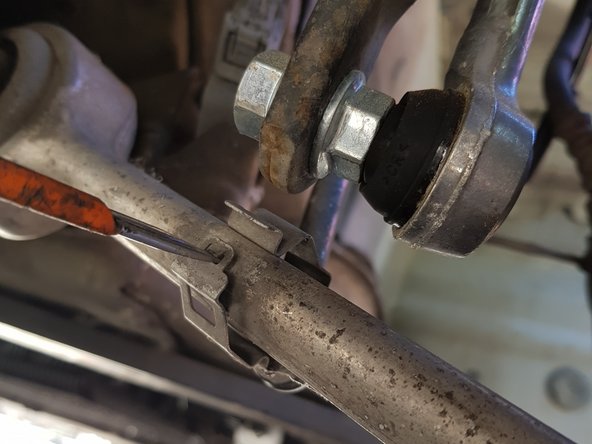 Insérez un petit tournevis plat dans l'agrafe puis faîtes levier pour la détacher.