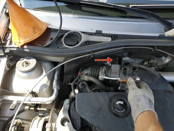 remmancher la durite d'admission d'air et visser le collier de serrage, clé de 7mm