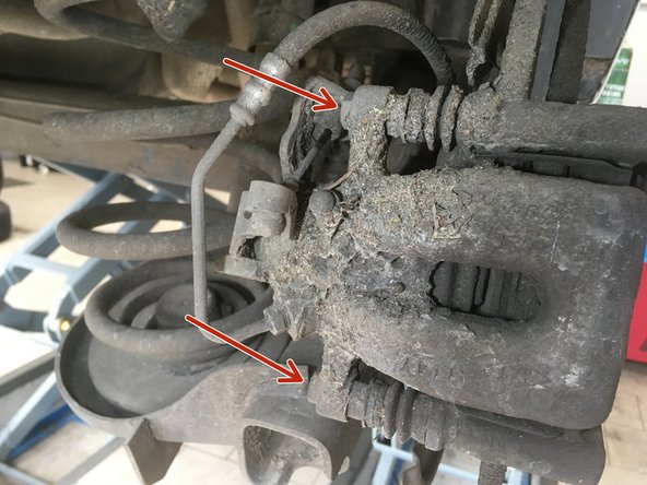 Dévisser les deux vis à l'aide de la clé de 13 et 17