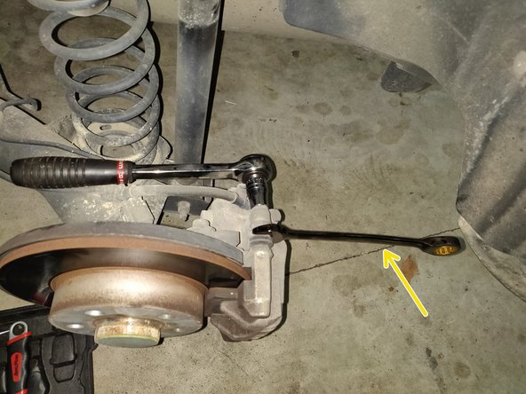 Mettre la clé plate de 15 sur l'écrou