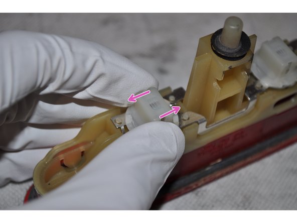 Faire tourner d'un quart de tour pour déverrouiller le porte-lampe