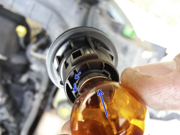 Sortir le support et retirer l'ampoule : il faut appuyer sur l'ampoule tout en la devissant d'1/4 de tour.