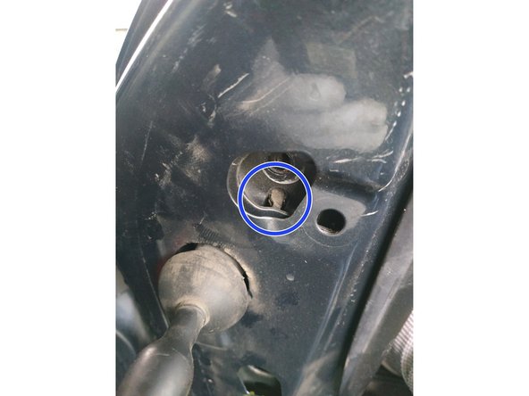 appuyer sur le rétroviseur pour rentrer l'encoche complètement