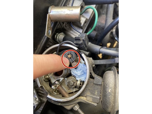 Reculez l'agrafe de maintient ( cercle rouge sur la photo )