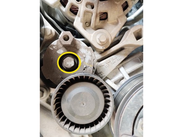 Dévisser le galet tendeur à l'aide d'une douille de diamètre 13 et déposer le galet enrouleur