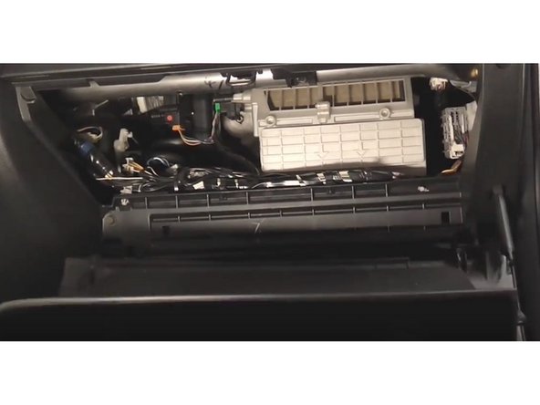 Vous accédez ainsi à l'ensemble derrière la boite à gants.