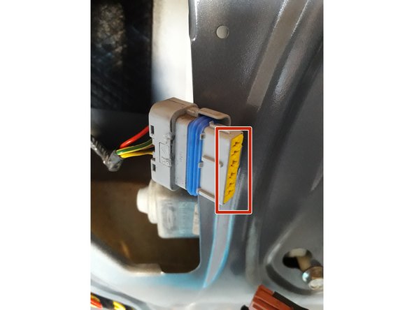 Déconnecter le faisceau électrique du mécanisme lève-vitre et repérer le nombre de connectique (ici 6 trous) pour le bon choix d'adaptabilité du nouveau lève-vitre