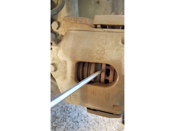 Quand vous allez repousser le piston vous allez également repousser le liquide dans le circuit par conséquent le liquide peut déborder du bocal si le niveau est trop haut. Vous pouvez retirer du liquide à l'aide d'une seringue.