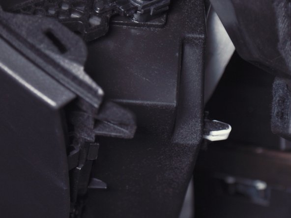 La boite à gant possède 4 pions de guidage, 2 en bas et 2 sur le côté droit