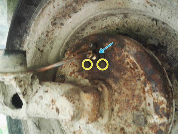 Dévisser la durite de frein à l'arrière de la flasque