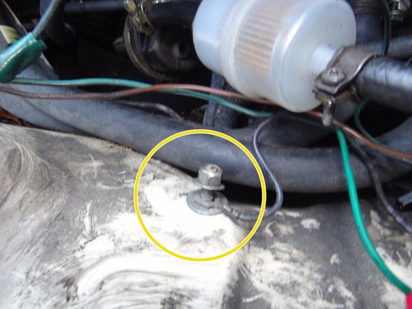 Insérer la pâte de fixation entre le boulon et la rondelle.