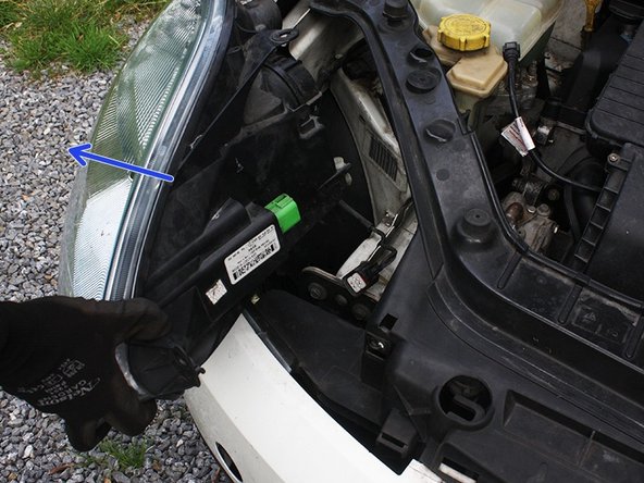 Ecarter légèrement le phare sans le démonter afin d'accéder à son connecteur électrique qui se trouve à l'arrière.