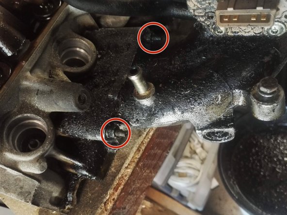 Dévissez les écrous de fixation de la pipe d'admission