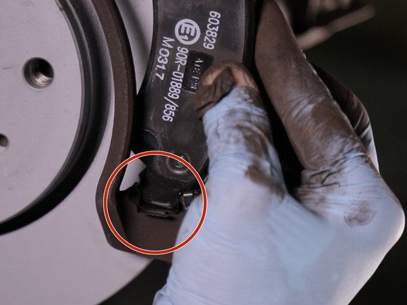 Reposer les deux plaquettes de frein de chaque cotés du disque