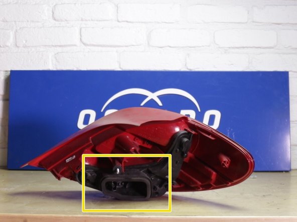 Comparer l'ancien et le nouveau feu arrière (forme,dimensions,prise du connecteur)