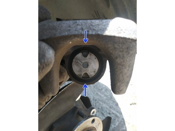 Pour les deux étriers, sens horaire pour rentrer le piston.