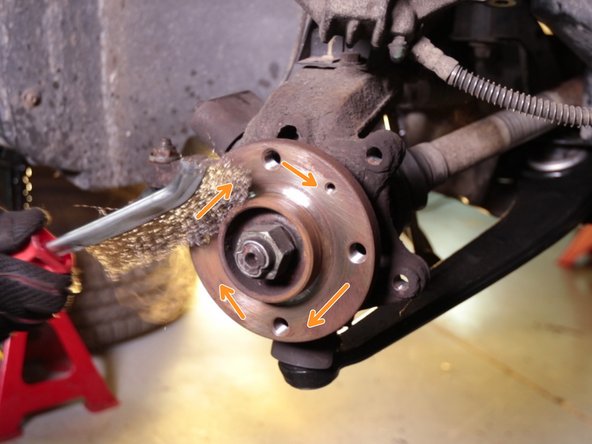 Nettoyer le moyeu avec la brosse métallique