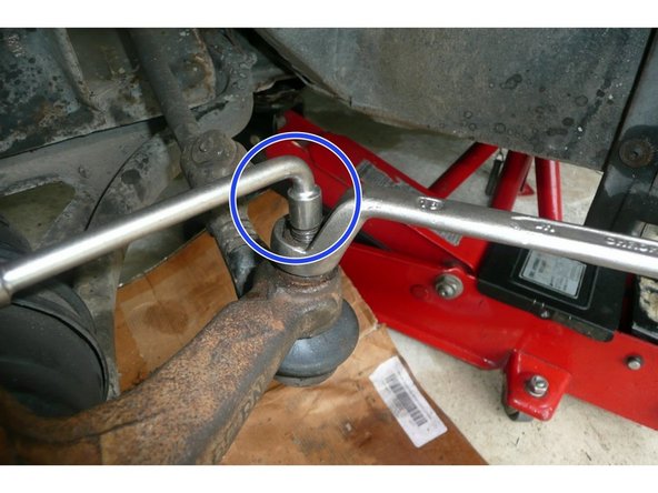 
Fit the steering ball joint. Prevent the axle from rotating by holding it with a 7mm socket wrench. As soon as the cones are in contact, this operation is no longer necessary.
