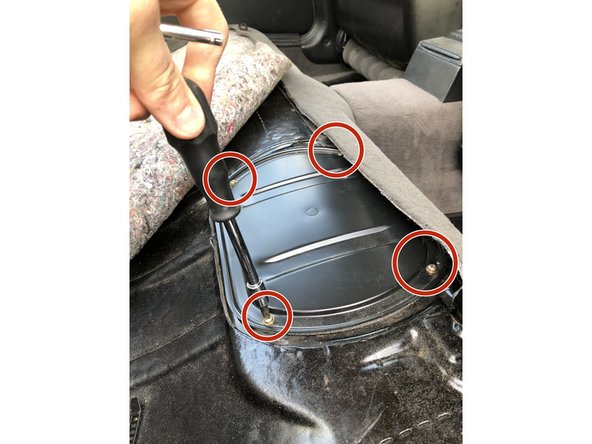 Dévisser les 4 vis de la plaque de fermeture avec un tournevis cruciforme