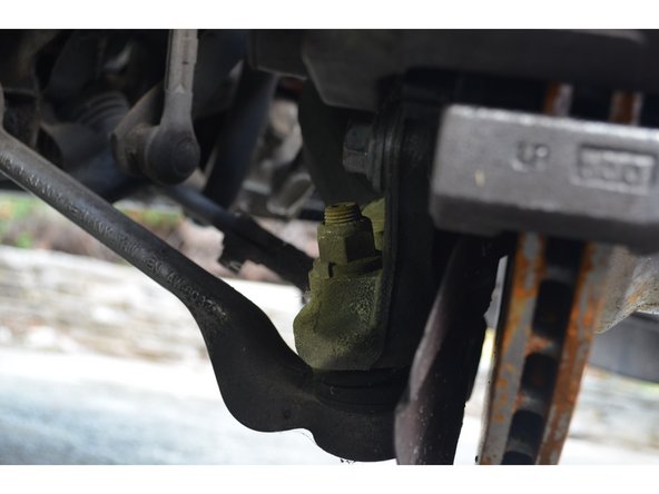 Il vous faut une clé plate de 21 et une clé avec un embout court torx T40.