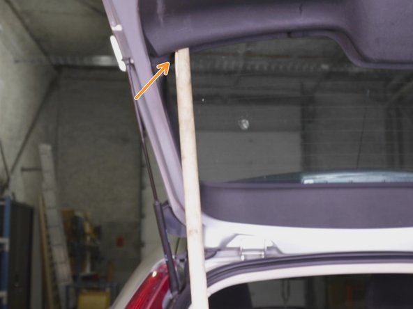 Positionner un balai pour éviter que le hayon se rabatte